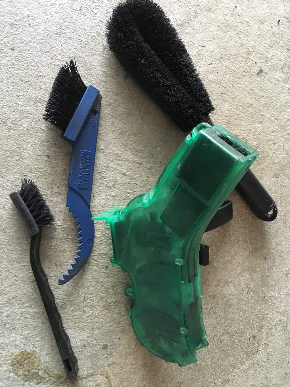 chain cleaning tool